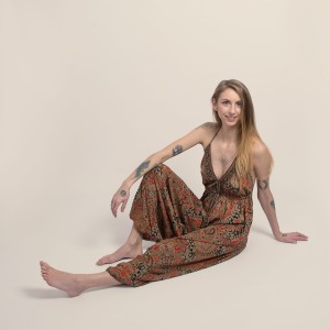 Kombinezon wiązany na szyi i plecach - musztardowy